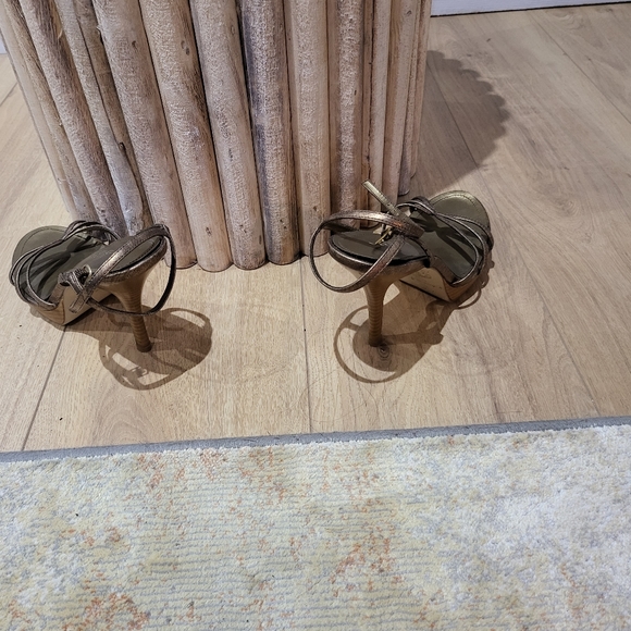 Le Chateau Gold high heel shoes - Picture 2 of 4